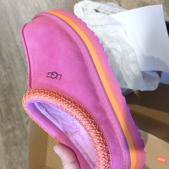 New in Box Ugg Tazz in raspberry size 3 yourh - Picture 5 of 6
